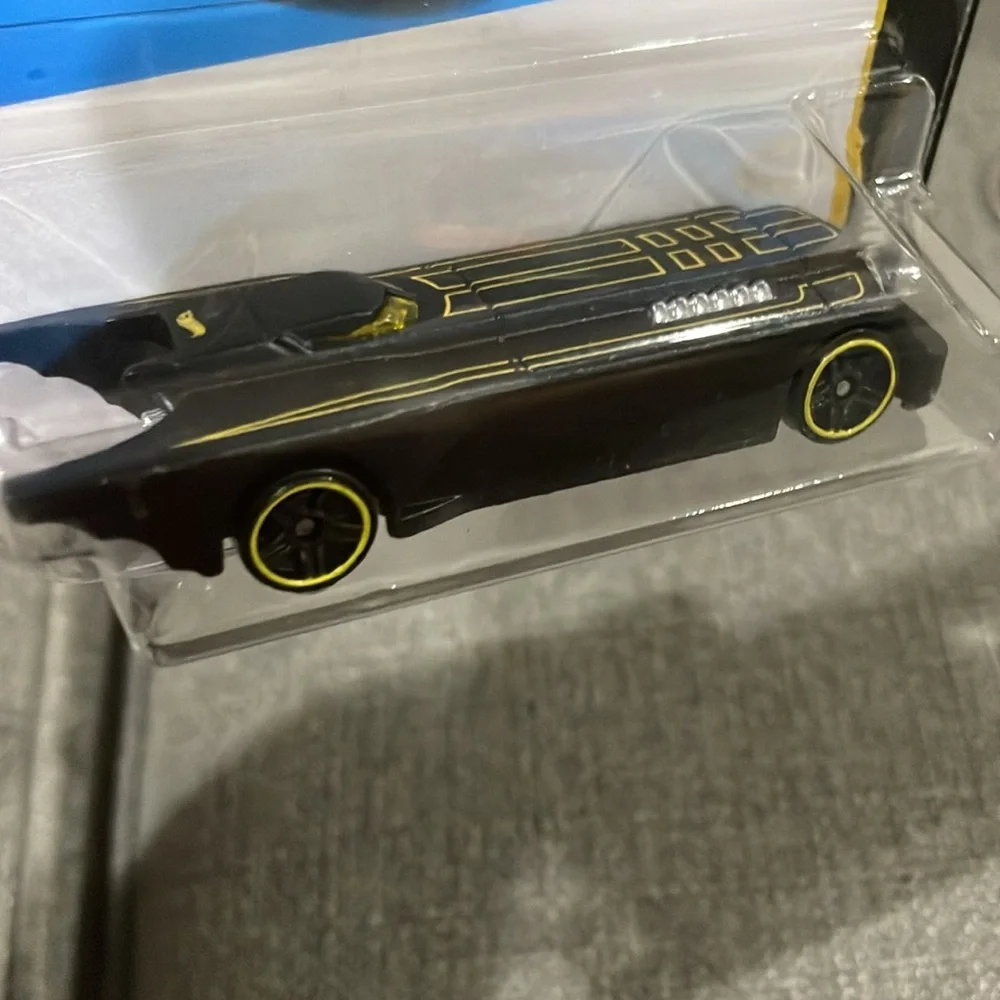 Batman Hot Wheels Arkham Knight Batmobile & Car and A Batman Batarang Keychain